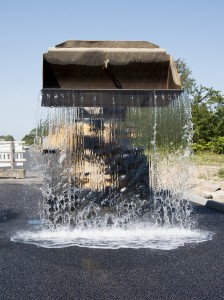 NCC har etableret ny klimavej på Lufthavnsvej i Aalborg. En grabfuld vand hældes på for at vise absorbtionsevnen. Foto: © Michael Bo Rasmussen / Baghuset. Dato: 17.08.15