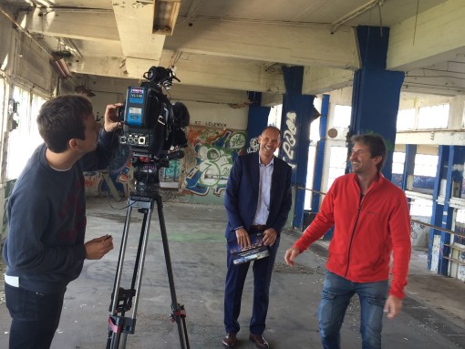 2E Boligs indehaver Jesper Skovsgaard bliver interviewet til TV2Nord vedr. planerne om at skabe nye luksusboliger i den historiske værftshal på Aalborg Havn.