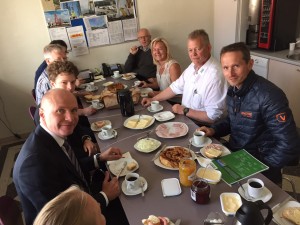 Og bag  efter kunne politikerne over en kop morgen kaffe drøfte BMs' særlige udfordringer med divisionsdirektør Ib Steffensen (i den den hvide skjorte).