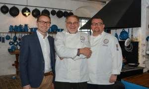 Formanden for Køkkenchefernes Forening i Danmark, Uffe Nielsen, flankeret af sine to medarrangører af den nordiske kokkekongres i Aalborg, Jimmy Pedersen (t.v.) og Dennis Rafn, der også begge er bestyrelsesmedlemmer.