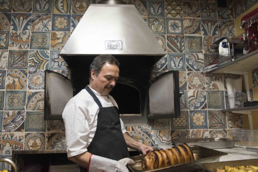 I La Bottega finder vi også Jyllands eneste autentiske italienske brødovn, hvor Carlo bager alt sit italienske brød, der er blevet noget af et tilløbsstykke i både restaurant og butik. Foto: © Michael Bo Rasmussen / Baghuset. Dato: 20.11.15
