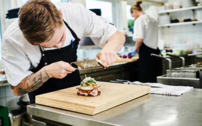 Ung landholdskok skaber ”rigtig” restaurant med ”feminin” mad i Aalborg Golf Klub