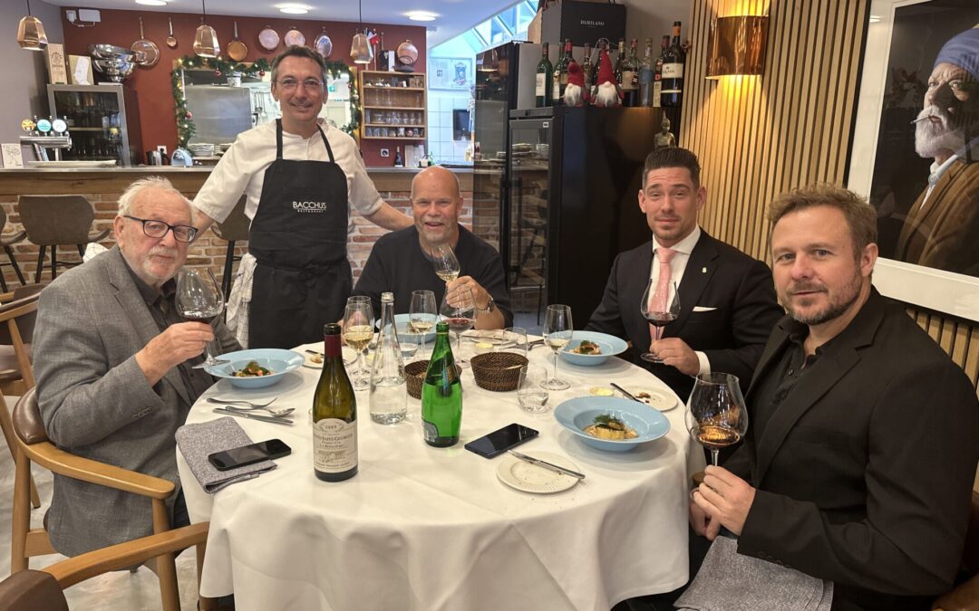 På fotoet (der er fra et smagfuldt redaktionsmøde om en kommende bog om Nordeuropas tre stjernede restauranter) ses Bent Christensen og Mads Stenstrup, nr. 1 og 2 fra venstre.